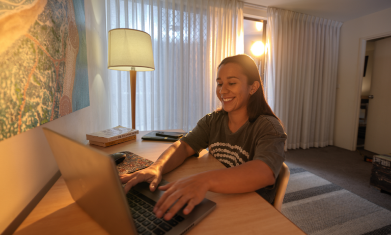 Business student Courtney studies online